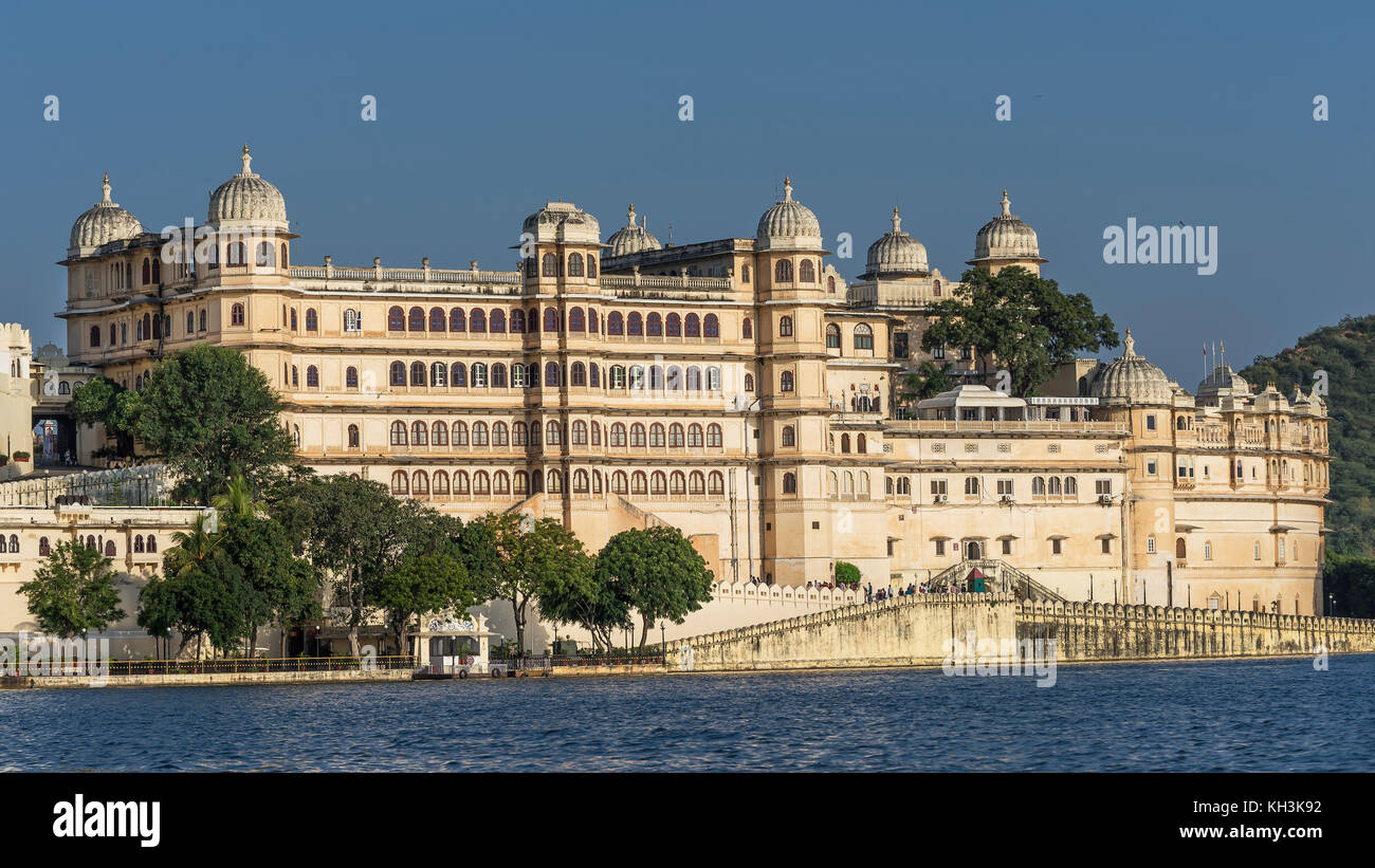 Palazzo di città dal lago Pichola, Udaipur, Rajasthan, India Foto Stock