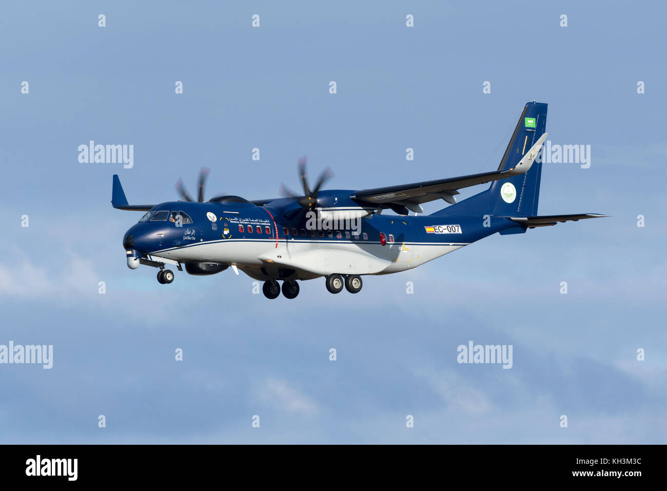 Arabia Saudita generali di sicurezza comando aviazione casa c-295w sul volo di consegna, pista di atterraggio 31. Foto Stock