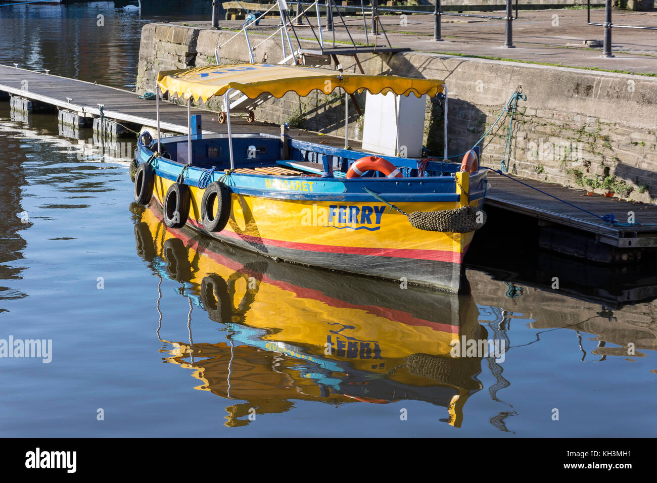 'Margaret' giallo e blu di Ferry Boat ormeggiato sul Floating Harbour, Città Vecchia, Bristol, Inghilterra, Regno Unito Foto Stock