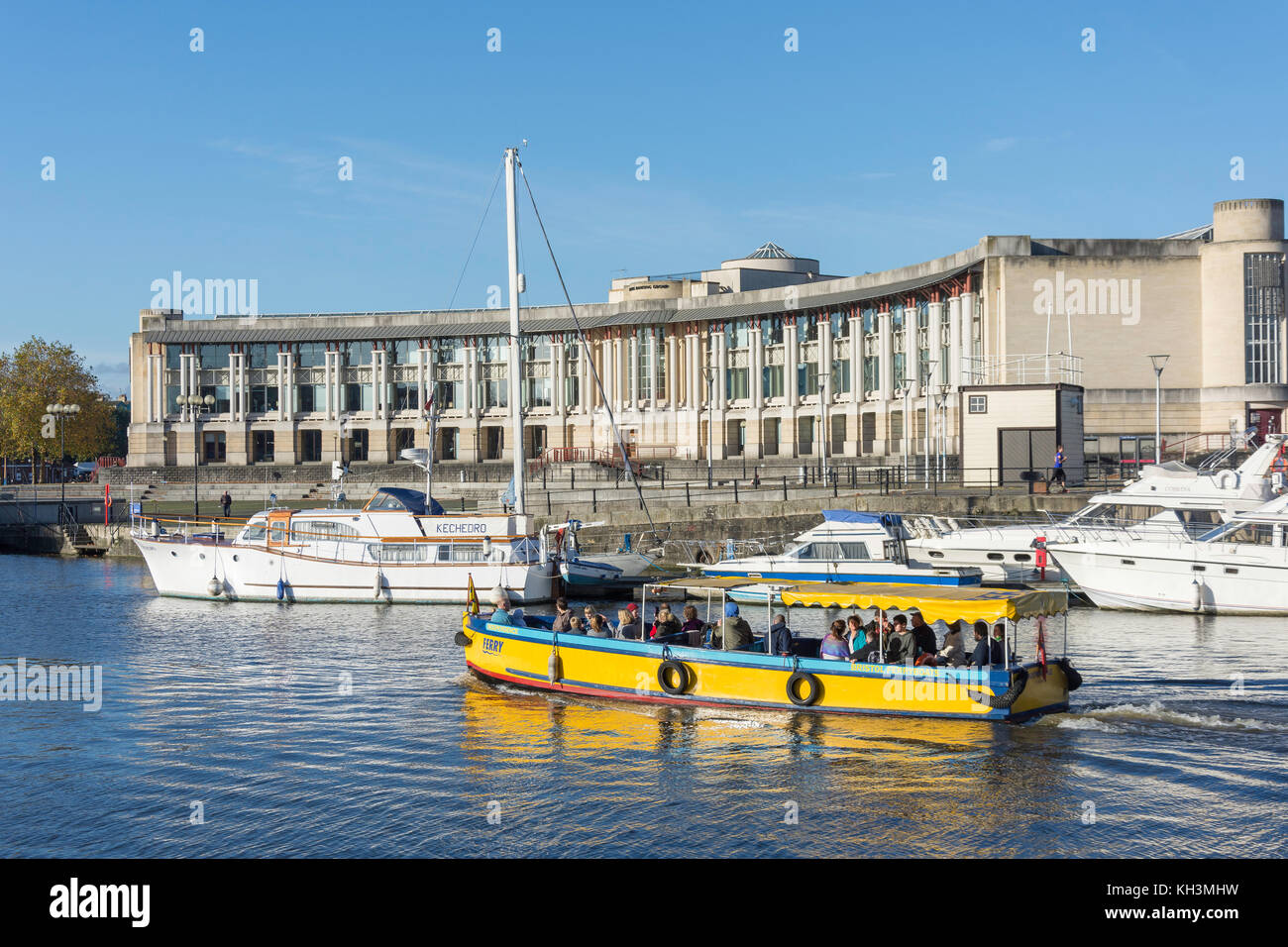 "L'INDIPENDENZA " nave traghetto passando anfiteatro e Waterfront Square, Harbourside, Bristol, Inghilterra, Regno Unito Foto Stock