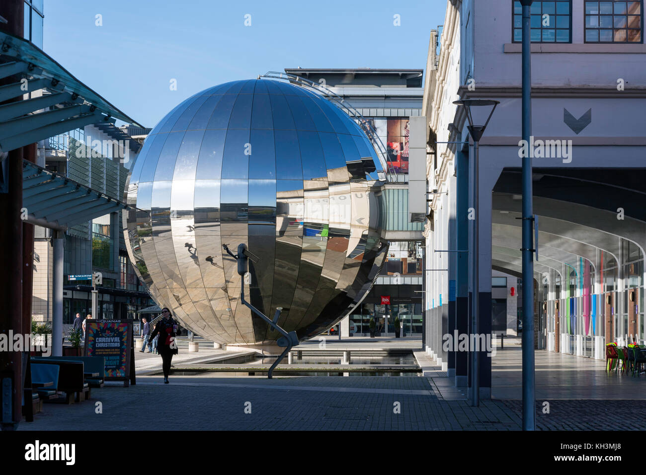 Globo a specchio in Millennium Square, Harbourside, Bristol, Inghilterra, Regno Unito Foto Stock