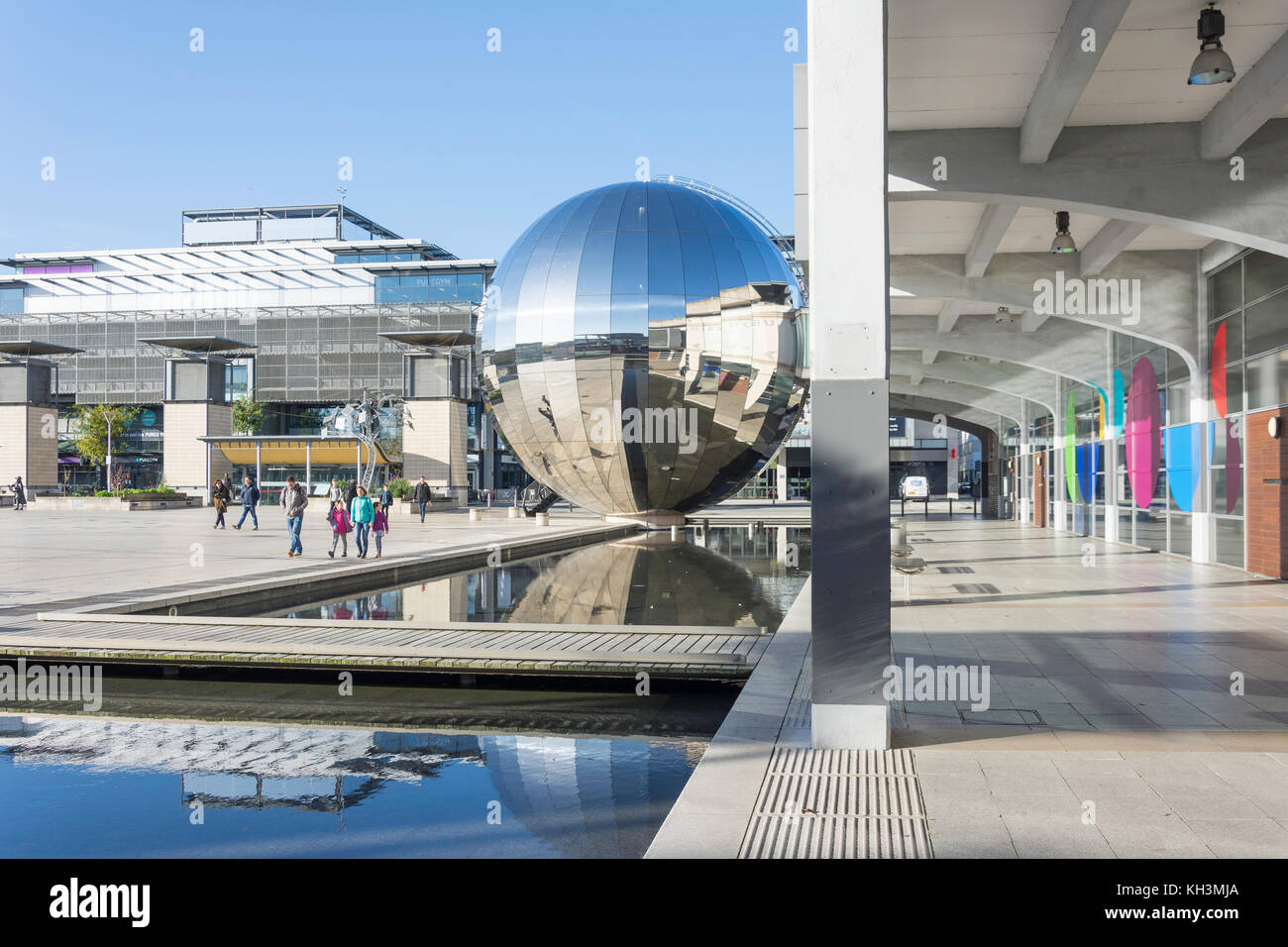 Globo a specchio in Millennium Square, Harbourside, Bristol, Inghilterra, Regno Unito Foto Stock