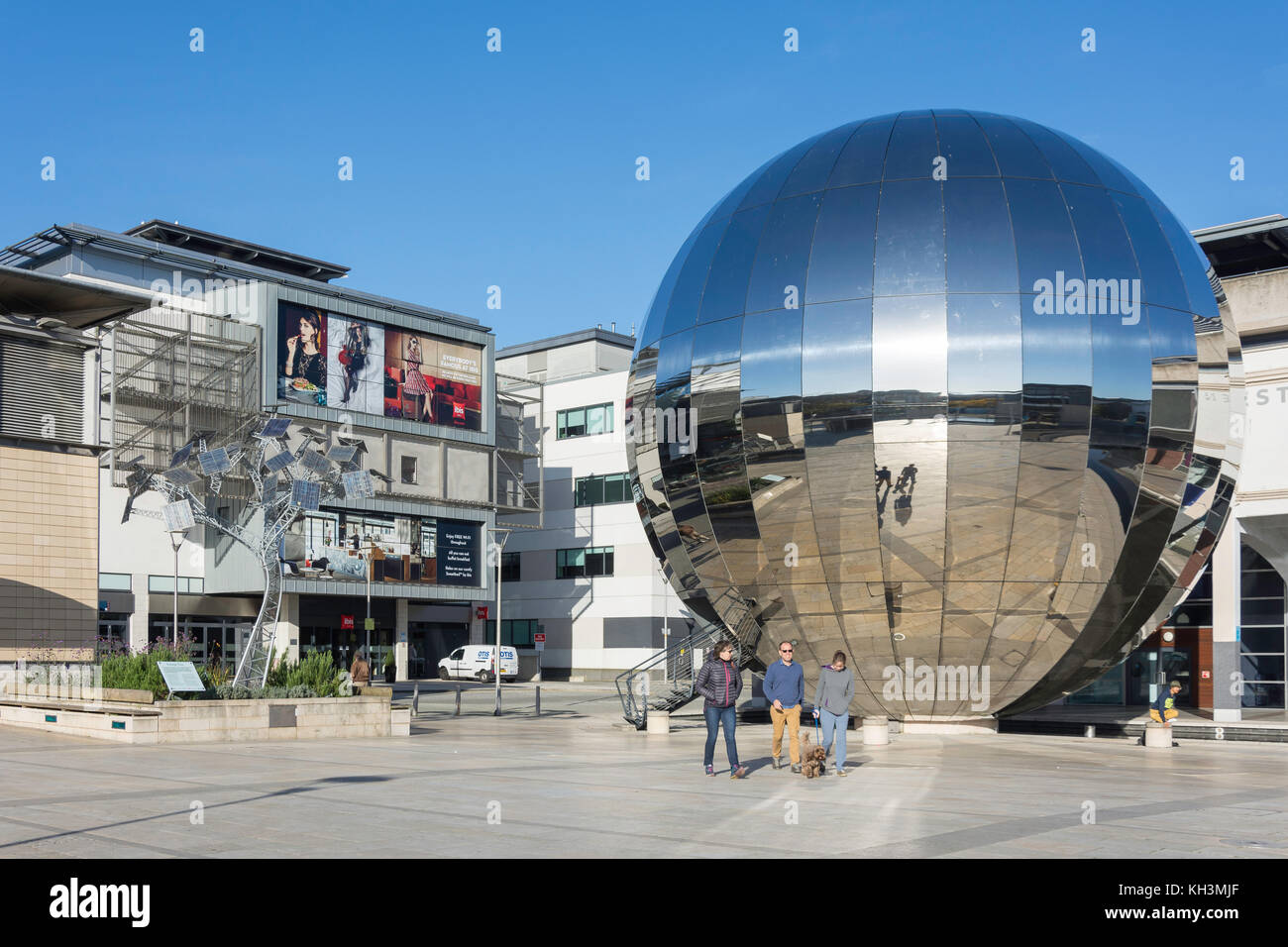 Globo a specchio in Millennium Square, Harbourside, Bristol, Inghilterra, Regno Unito Foto Stock