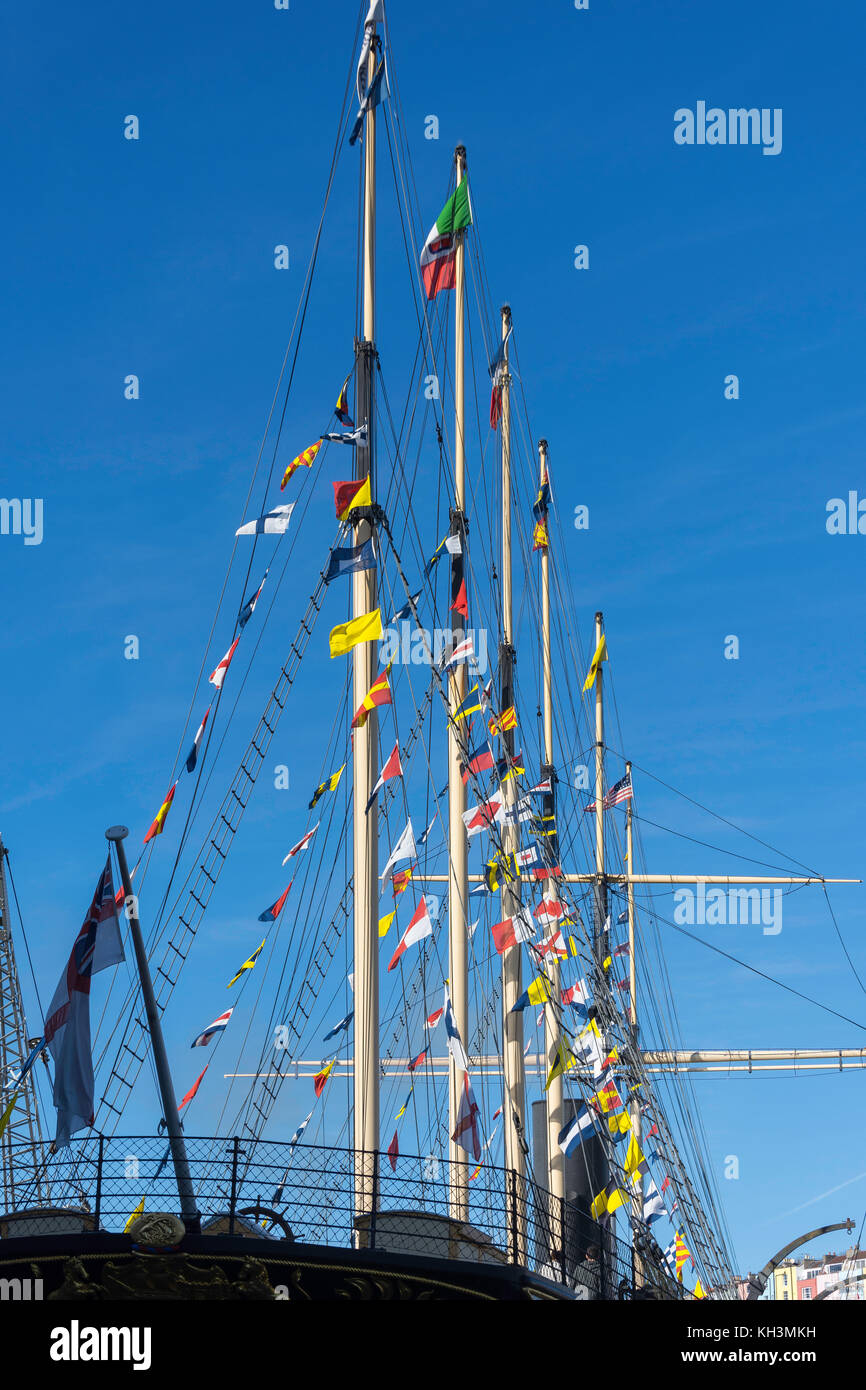 Barca a vela a montanti e bandiere di Brunel SS Gran Bretagna, Great Western Dockyard, Spike Island, Bristol, Inghilterra, Regno Unito Foto Stock