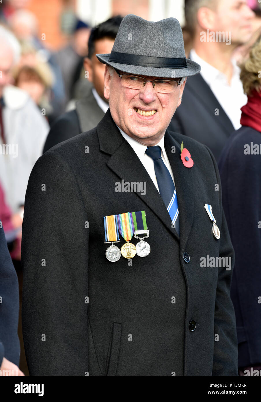 Veterano di guerra che frequentano il ricordo di domenica, High Street, Haslemere, Surrey, Regno Unito. domenica 12 novembre 2017. Foto Stock