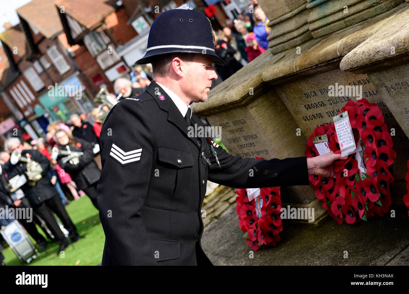 Rappresentante della polizia del Surrey che ha deposto una corona al memoriale di guerra nella domenica della memoria, Haslemere, Surrey, Regno Unito. Domenica 12 novembre 2017. Foto Stock