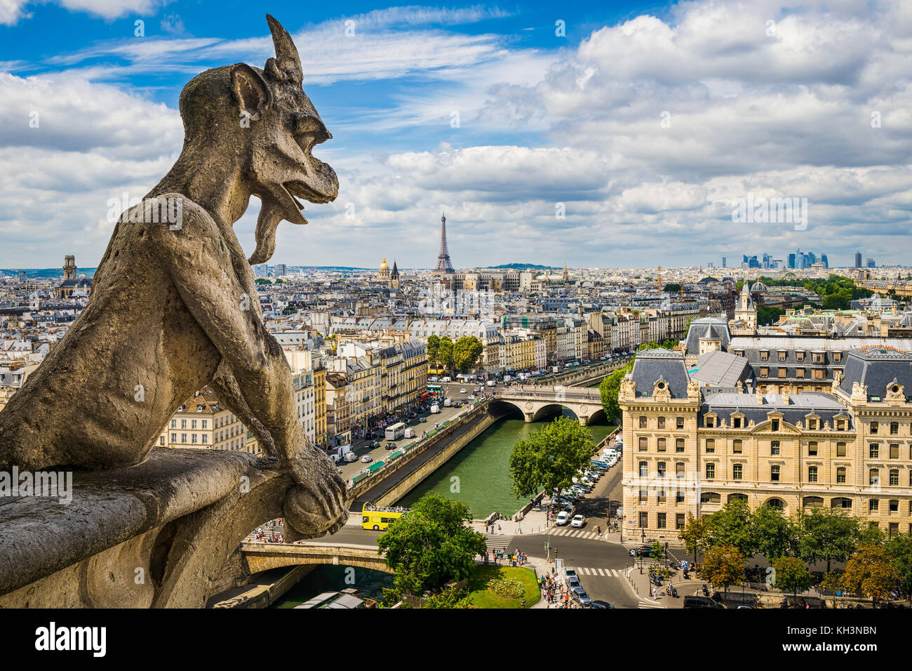 Gargoyle a notre dame con skyline di Parigi e la torre eiffel, Francia Foto Stock