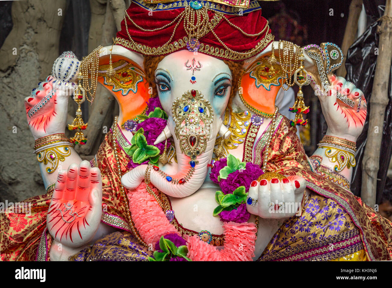 Decorate signore ganesha idolo sul display per la vendita a kumartuli area della città di kolkata per la prossima stagione festiva. Foto Stock