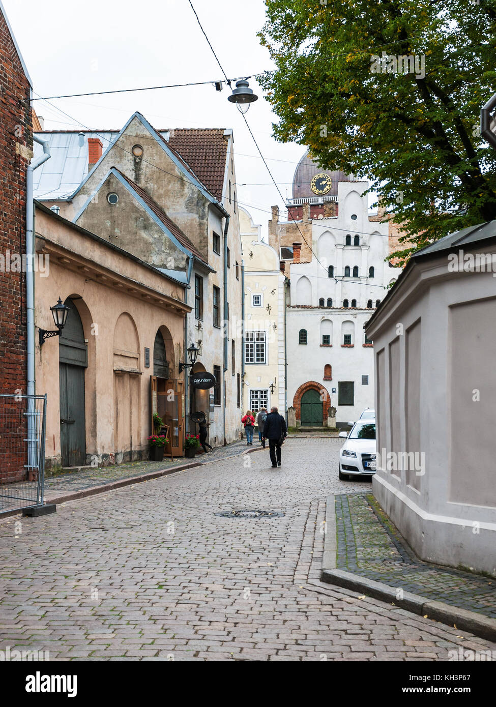 Riga, Lettonia - 3 settembre 2017: turisti a piedi per tre fratelli, lo stile rinascimentale case su maza pils street nella vecchia citta' di riga. riga centro storico Foto Stock
