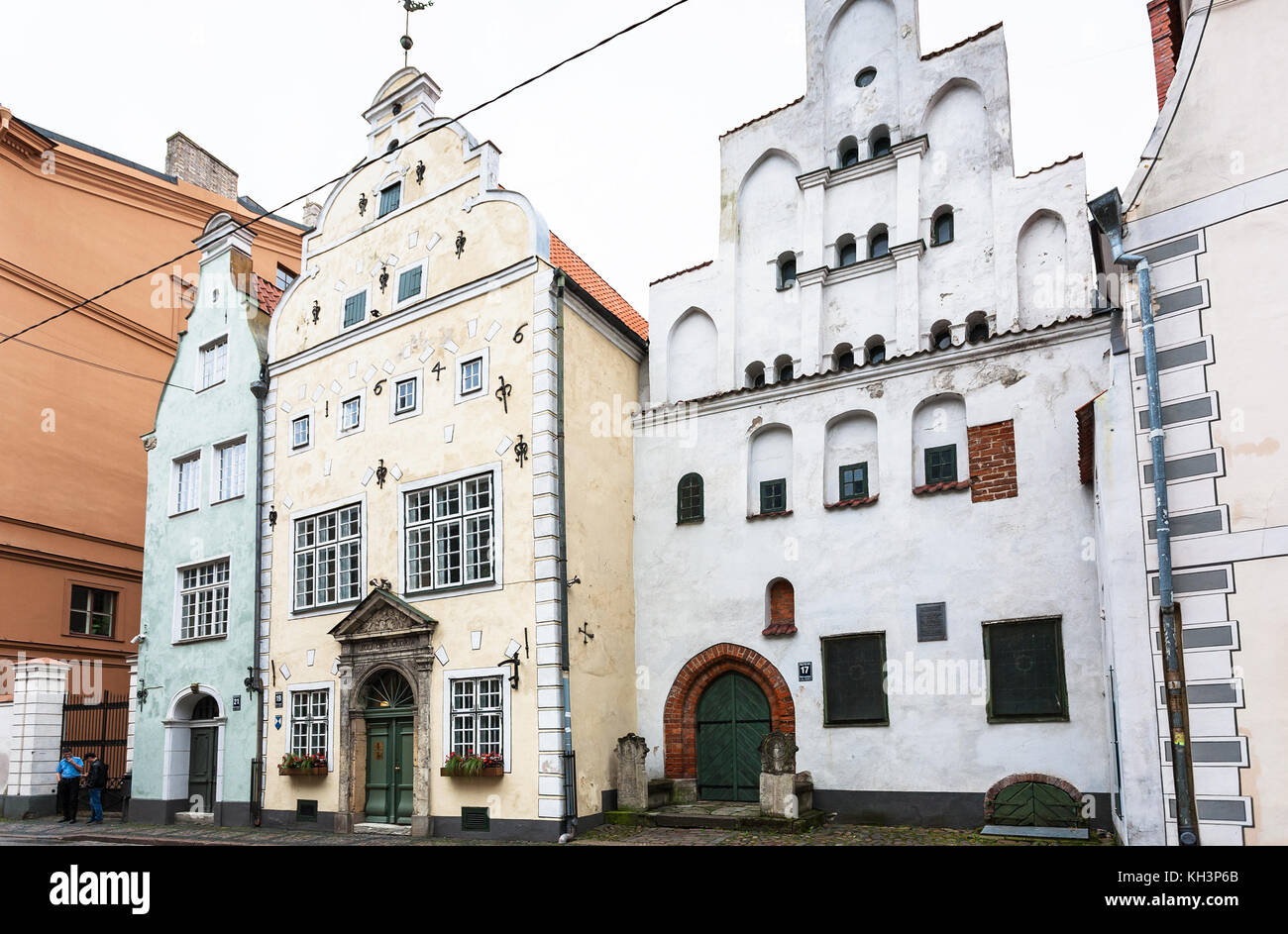 Riga, Lettonia - 3 settembre 2017: persone vicino a tre fratelli, lo stile rinascimentale case su maza pils street nella vecchia citta' di riga. riga centro storico cento Foto Stock