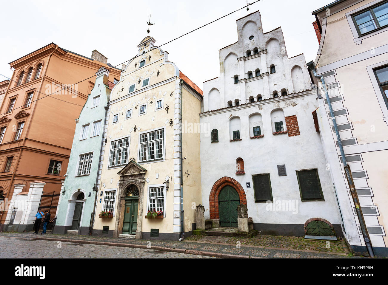 Riga, Lettonia - 3 settembre 2017: persone vicino a tre fratelli, inizio lo stile rinascimentale case su maza pils iela nella vecchia citta' di riga. riga centro storico Foto Stock