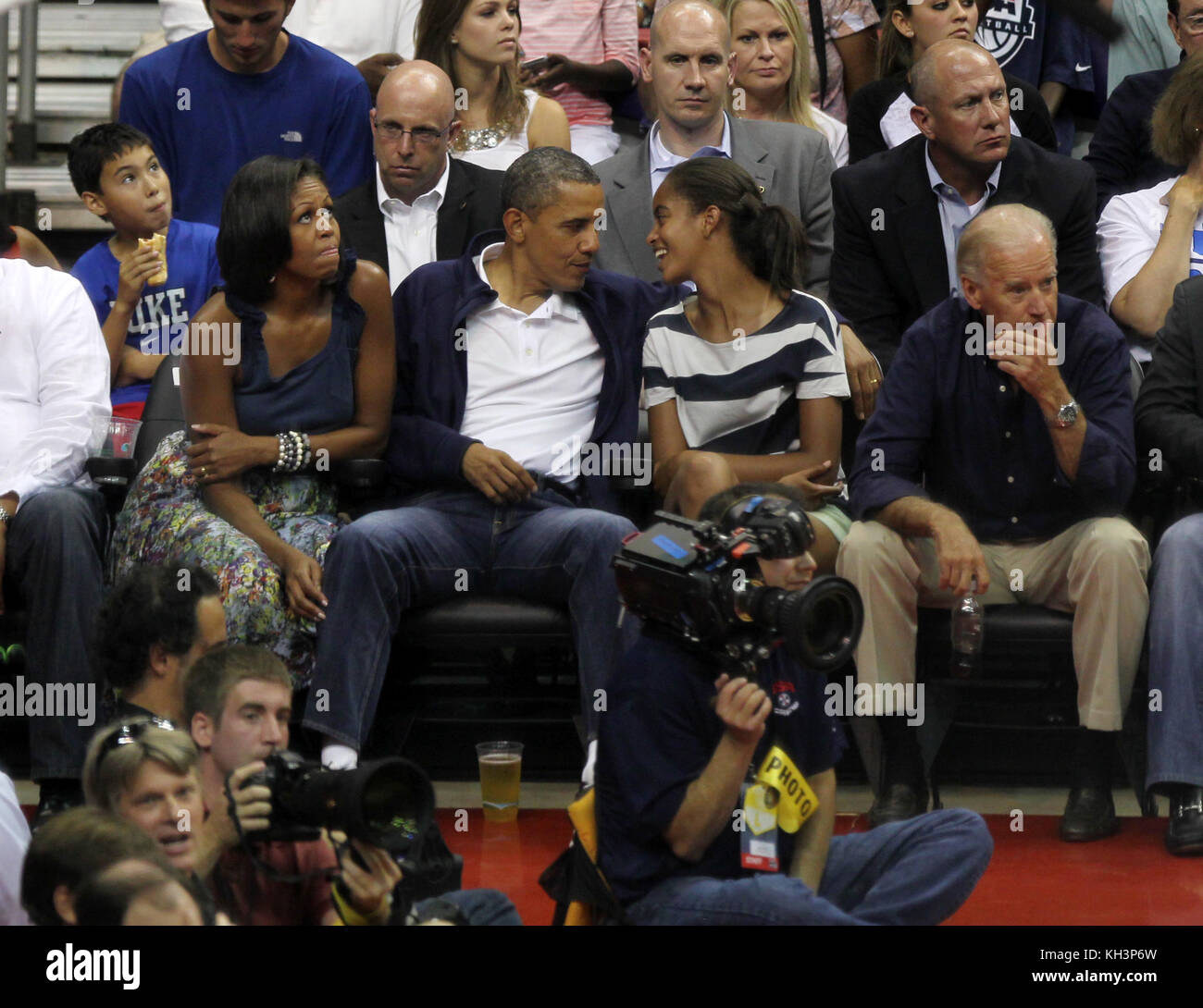 Washington D.C- Luglio 16 2012: il Presidente Barack Obama e la figlia Sasha e Michelle Obama e Joe Biden e con sua figlia in USA gioco di basket al Verizon Center di Washington, D.C. © mpi34/MediaPunch Inc. Foto Stock