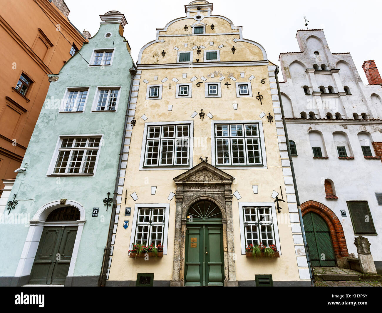 Riga, Lettonia - 3 settembre 2017: vista frontale di tre fratelli, inizio lo stile rinascimentale case su maza pils iela nella vecchia citta' di riga. città di riga historica Foto Stock