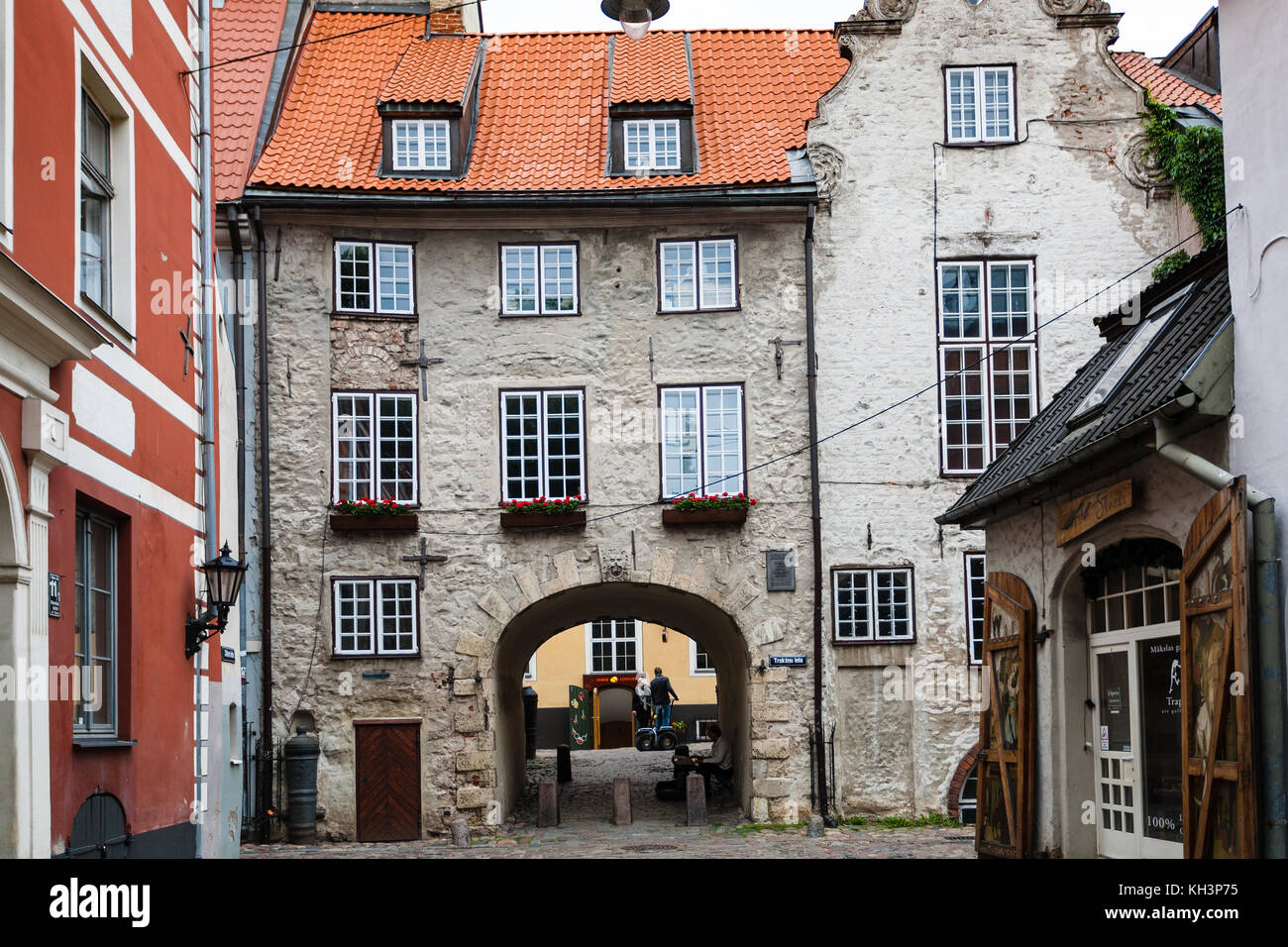 Riga, Lettonia - 3 settembre 2017: persone vicino a Porta svedese su troksnu iela. La strada è apparso in riga nel XVI secolo come un passaggio lungo il ci Foto Stock