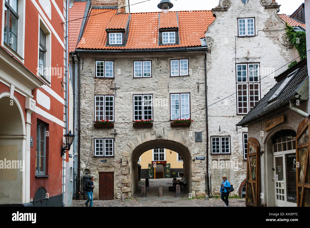 Riga, Lettonia - 3 settembre 2017: turisti nei pressi di Porta svedese su troksnu iela. La strada è apparso in riga nel XVI secolo come un passaggio lungo il Foto Stock