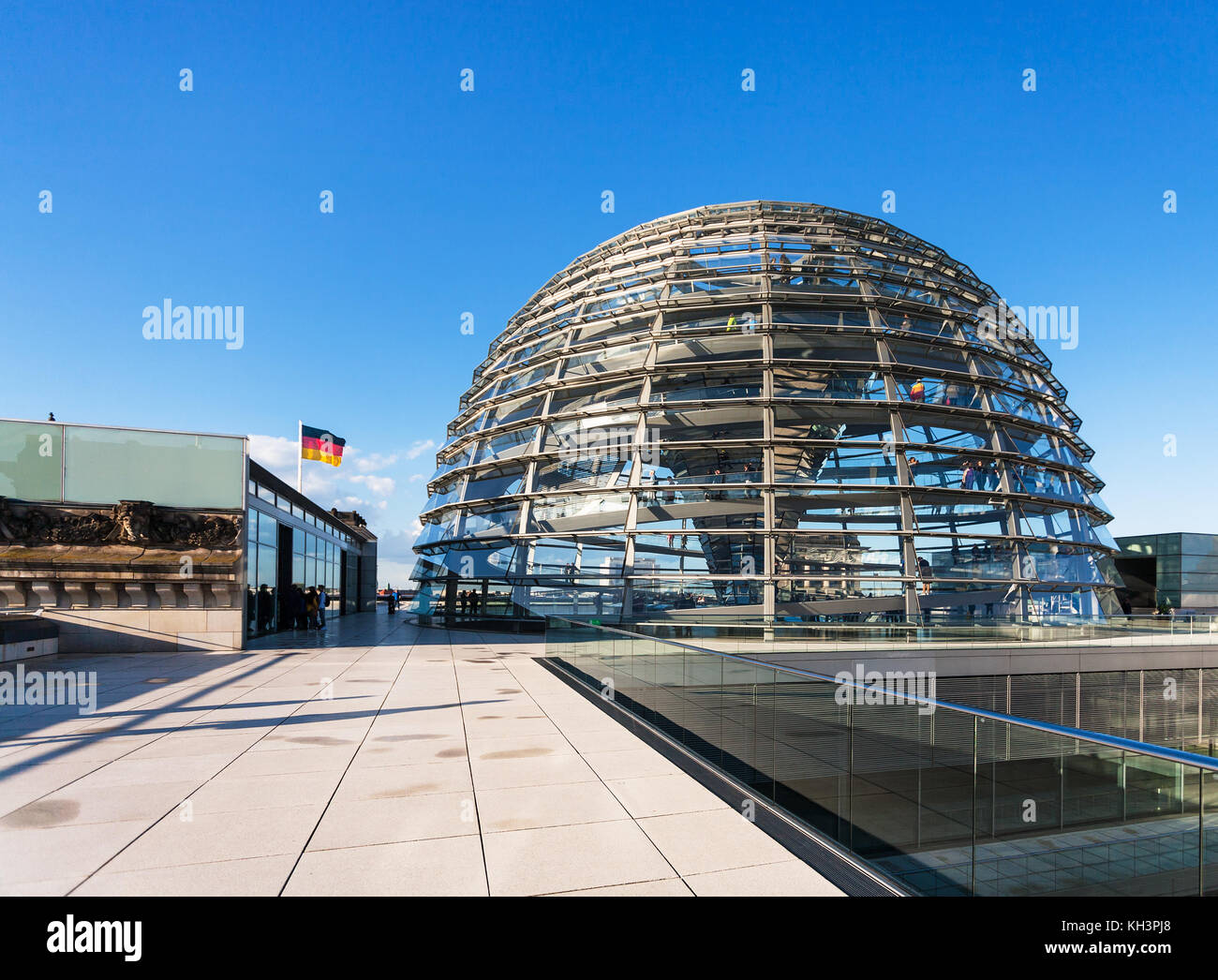 Berlino, Germania - 13 settembre 2017: Visitatori vicino a cupola di vetro sul tetto del palazzo del Reichstag. reichstag dome è una cupola di vetro sulla parte superiore del Reichstag sede, Foto Stock