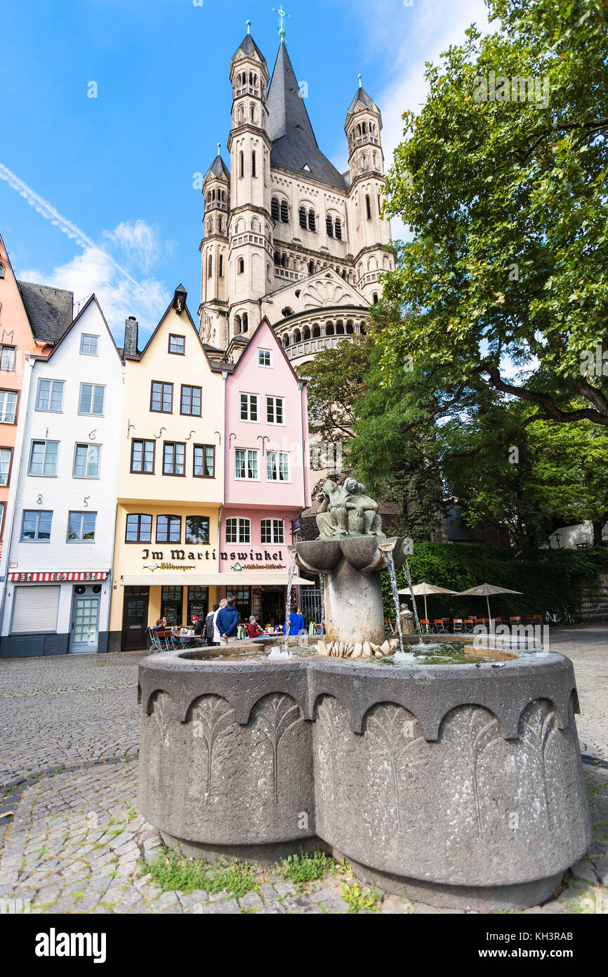 Colonia, Germania - 17 settembre 2017: la gente e la fontana del fishwives a piazza fischmarkt nella città di Colonia . primo mercato del pesce tra lintgasse Foto Stock