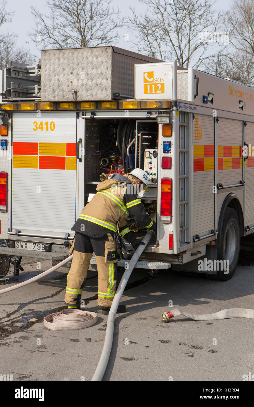 Personale di soccorso in un incendio, Rinkeby, Svezia. Foto Stock