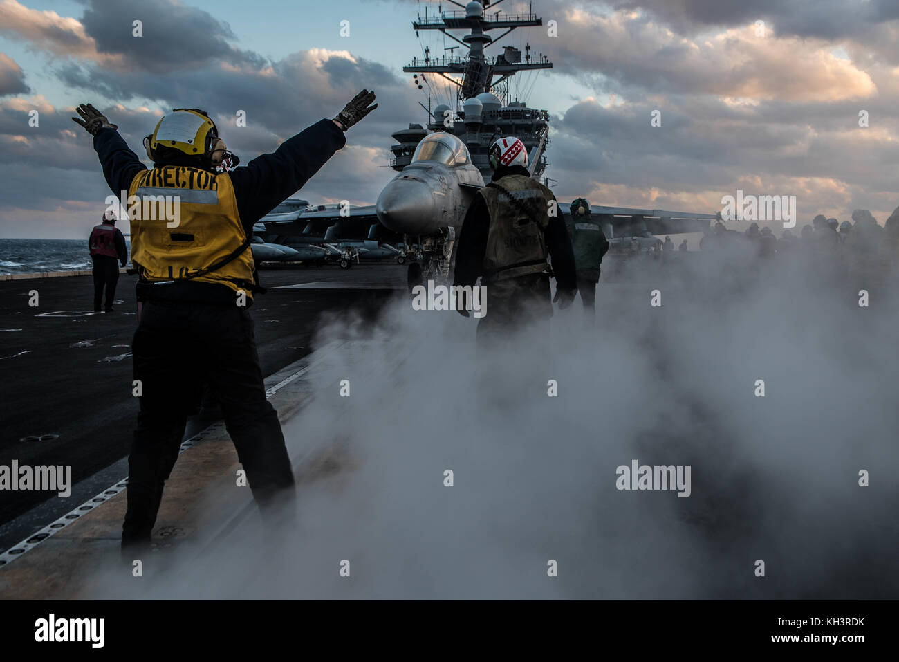 I marinai preparare per il lancio di un'F/A-18F Super Hornet di Strike Fighter Squa Foto Stock