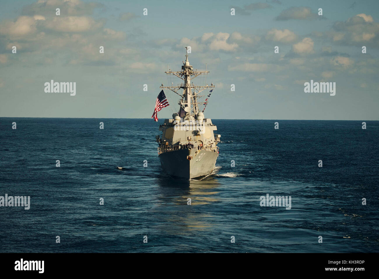 Il guidato-missile destroyer USS Chaffee (DDG 90) vapori appena dietro la marina è distribuita aircr Foto Stock