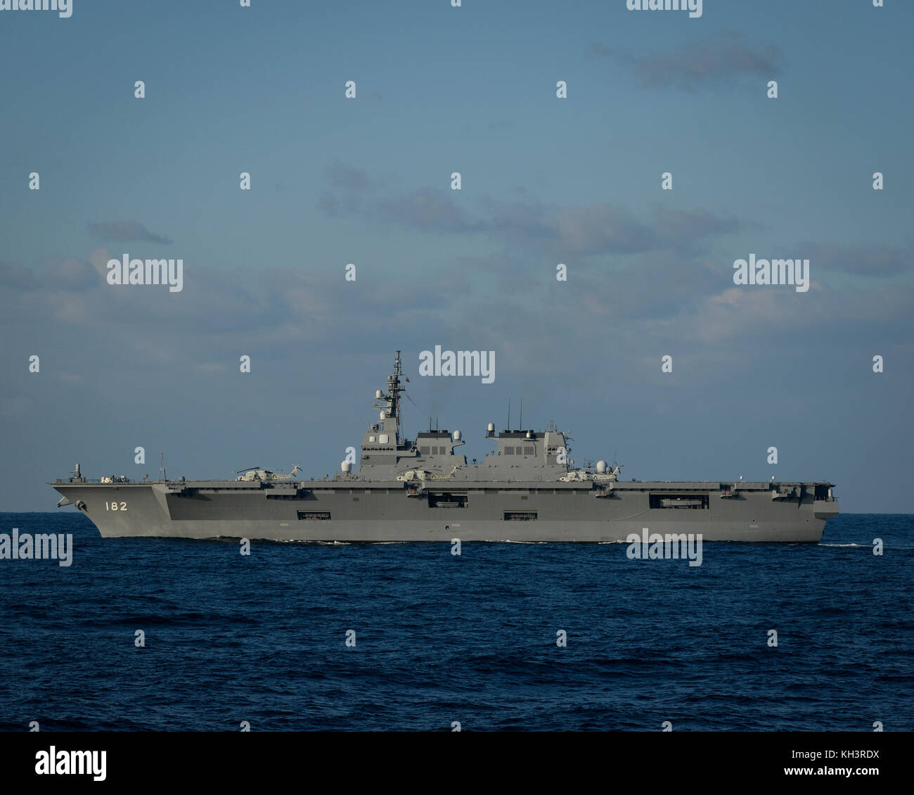 Il Giappone marittimo Forza di Autodifesa Hyuga-class elicottero destroyer JS Ise (DDH 182) transita il Foto Stock