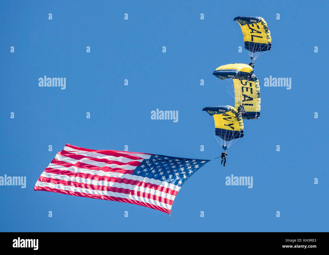 I membri dell'U.S. Navy parachute team, il salto delle rane, costruire una formazione di diamante con l'America Foto Stock