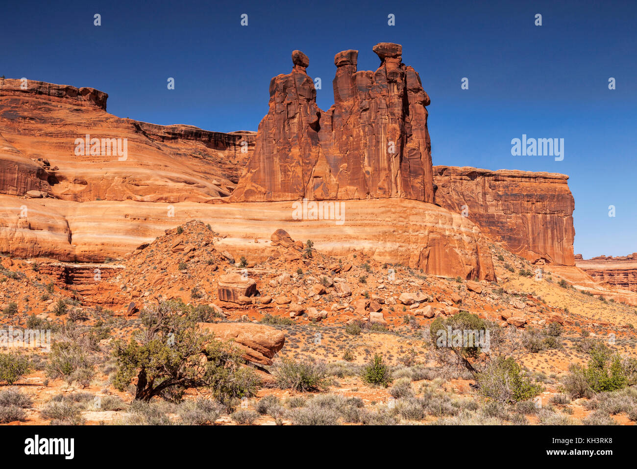 Il eroso formazioni arenarie noti come le tre pettegolezzi, Park avenue, Arches National Park, Utah, Stati Uniti d'America. Foto Stock