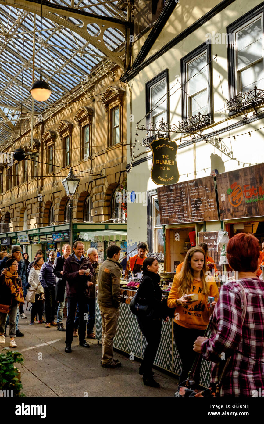 St Nicholas Market Bristol Bristolians soddisfare fino ad ora di pranzo per cibo di strada al mercato. Foto Stock