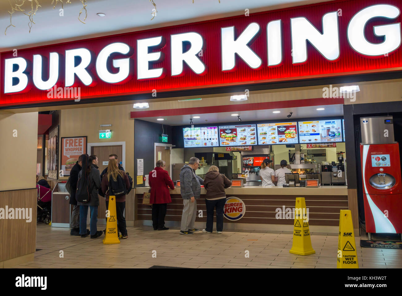 La gente in coda per il servizio presso una filiale di Burger King in una galleria per lo shopping Foto Stock