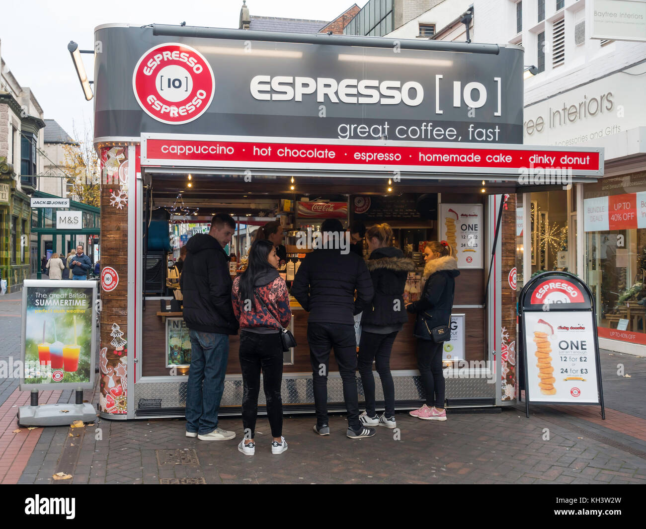 10 Espresso Coffee Bar, un molto popolare café in un centro città zona dello shopping sotto la pioggia in Middlesbrough Cleveland England Regno Unito Foto Stock