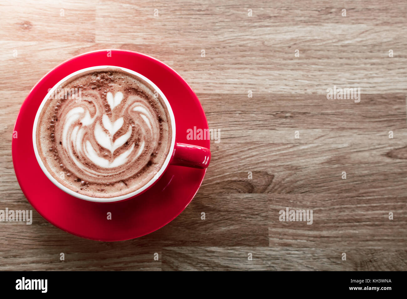 Latte caldo il caffè sul tavolo in legno Foto Stock