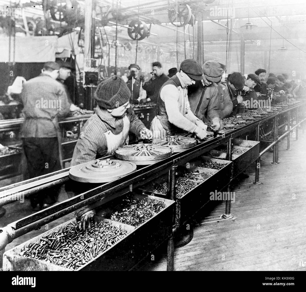 I lavoratori della prima linea di assemblaggio in movimento hanno assemblato magneti e volani per auto Ford, linea di assemblaggio Ford Foto Stock