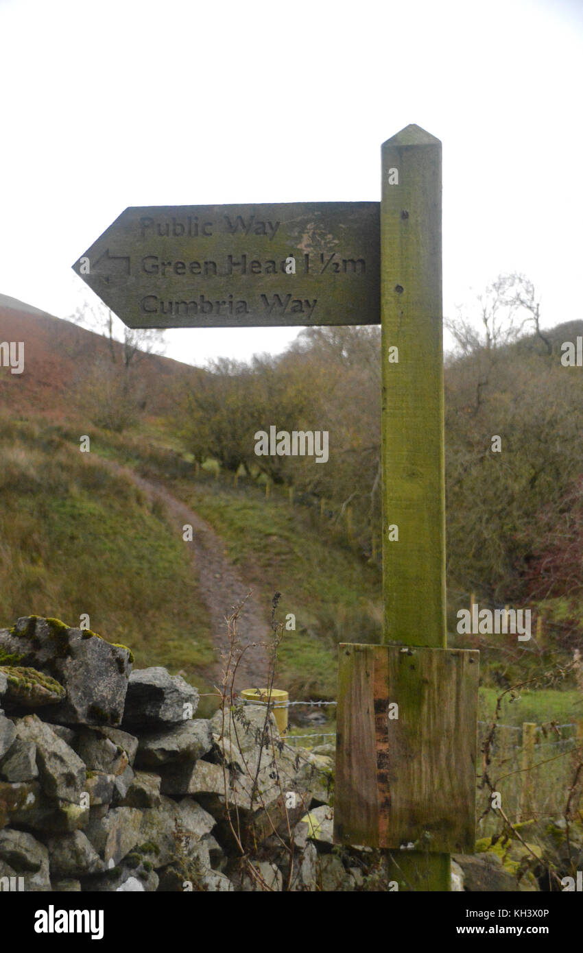 Cartellonistica in legno per la Cumbria Way a Longlands a Green Head nel Lake District National Park, Cumbria, Regno Unito. Foto Stock