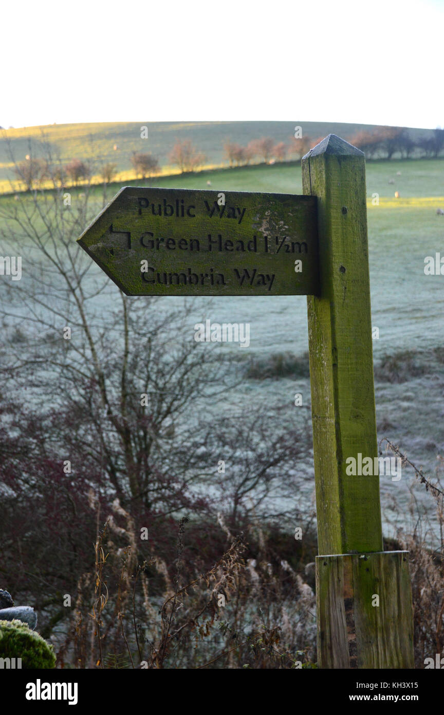 Cartellonistica in legno per la Cumbria Way a Longlands a Green Head nel Lake District National Park, Cumbria, Regno Unito. Foto Stock