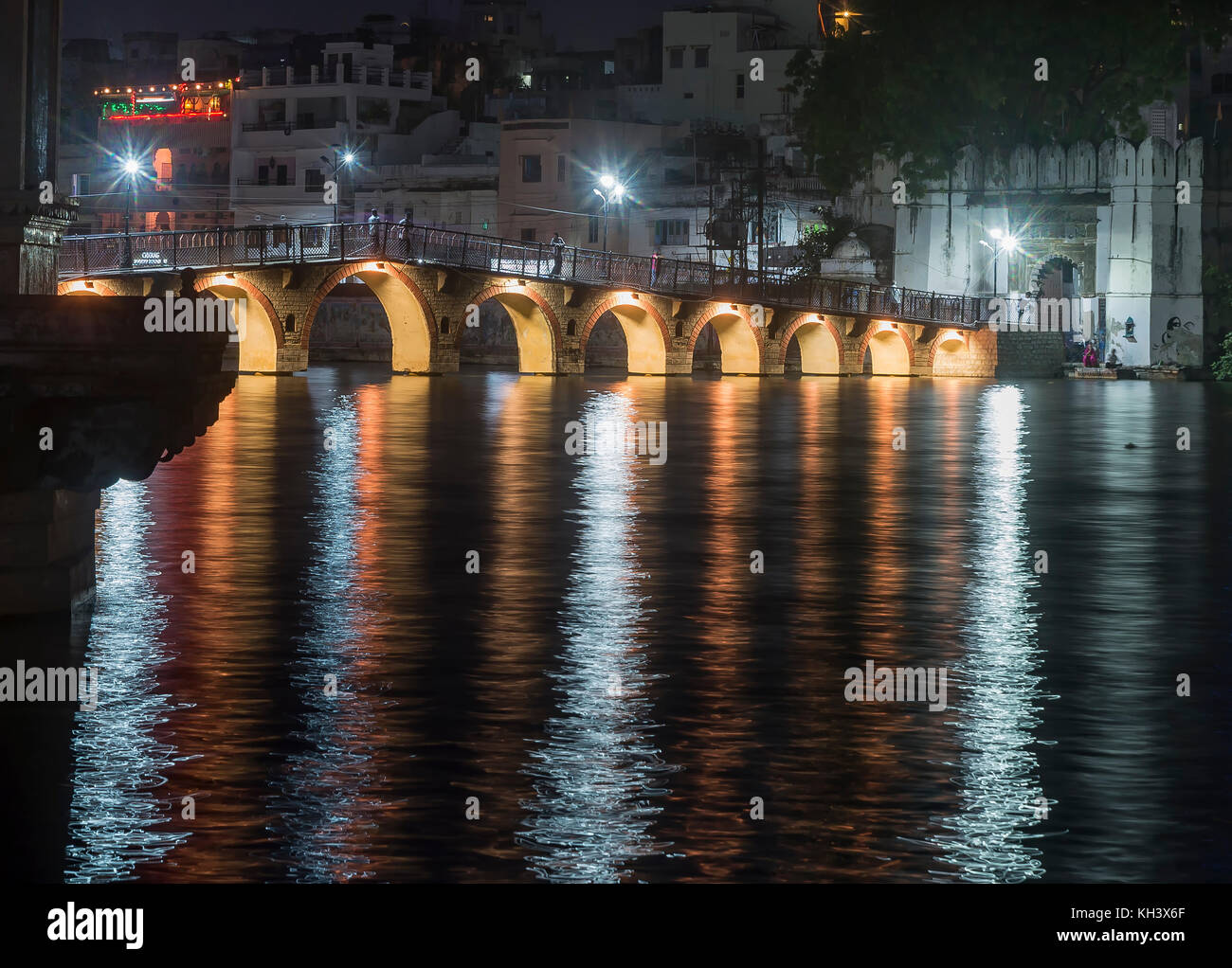 Notte riflessioni di chand pole puliya, silawatwari, visto dal lago Pichola, Udaipur, Rajasthan, India Foto Stock