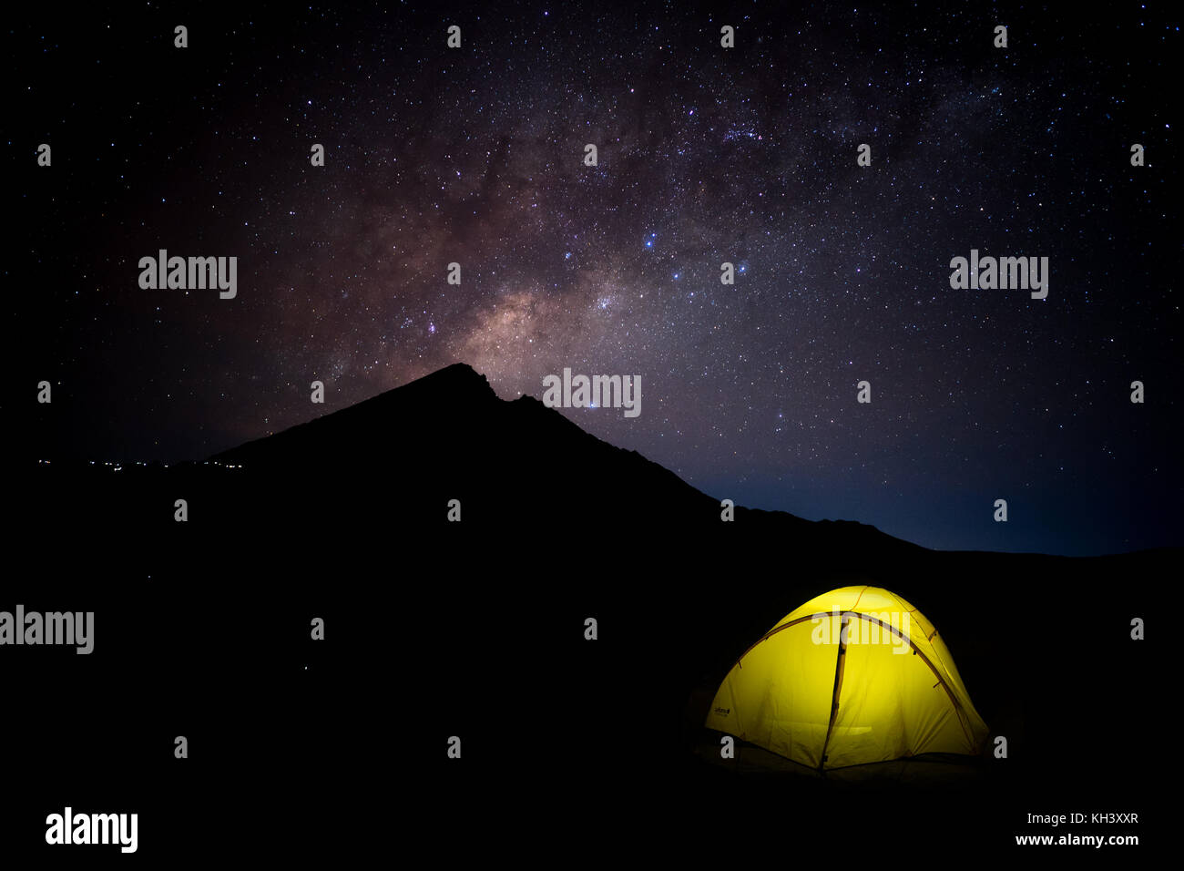 Cielo di notte la Via Lattea con tenda incandescente vulcano Rinjani Lombok Ind Foto Stock