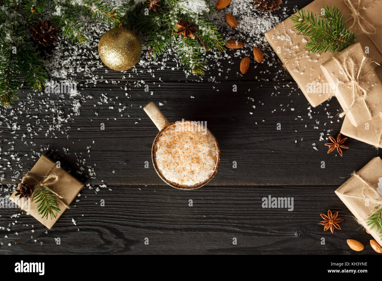 Tazza di caffè e i regali di natale Foto Stock