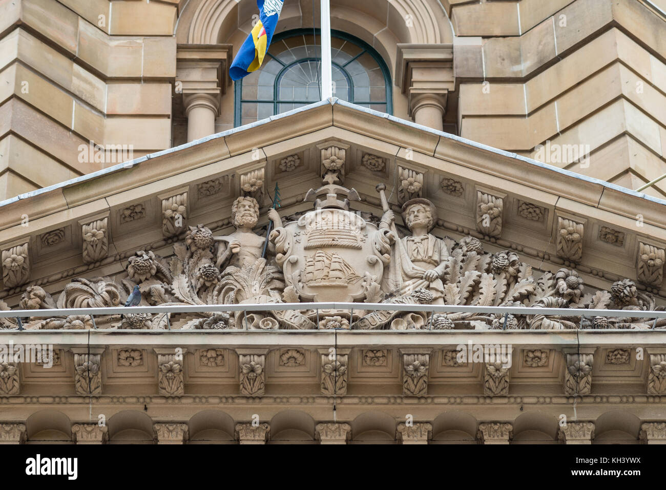 Sydney, Australia - 25 marzo 2017: primo piano della parte superiore di colore marrone stone town hall focus sul fregio decorato con statue in facciata anteriore al di sopra di entrata. Foto Stock