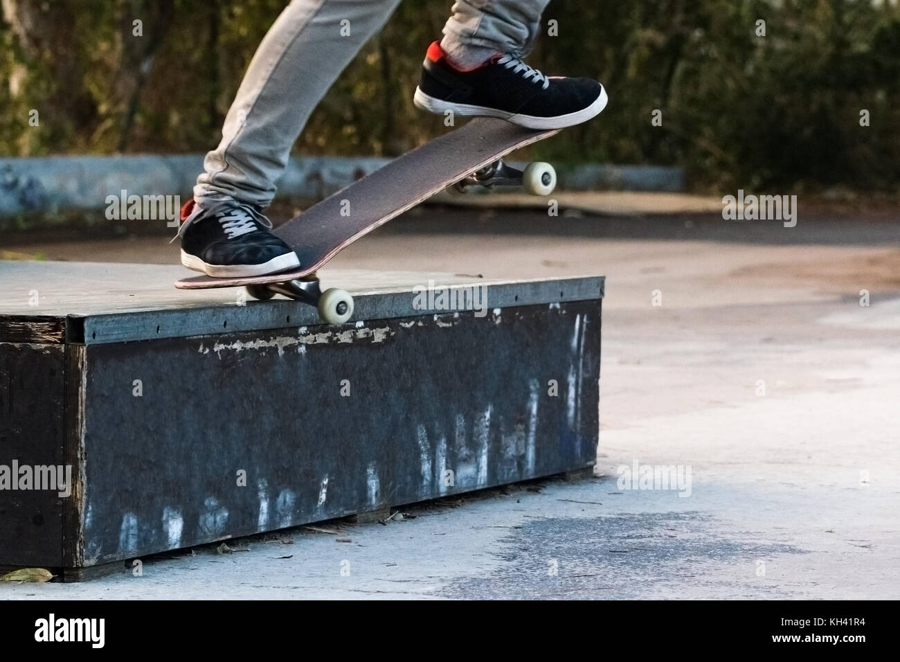 Evoluzione spettacolare, skateboard naso macinare il trucco. Foto Stock
