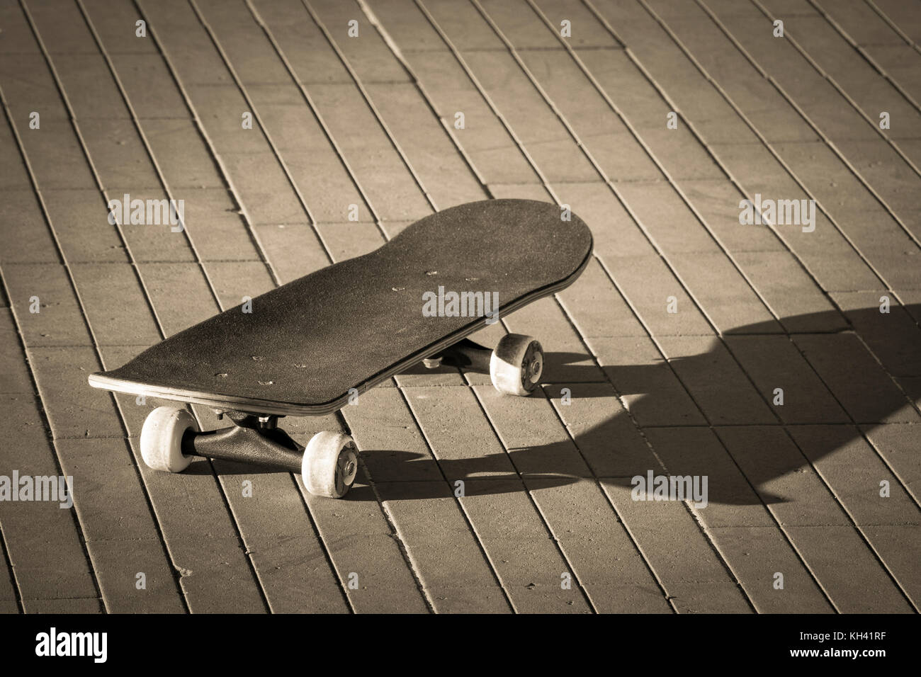 Uno skateboard su strada Foto stock - Alamy