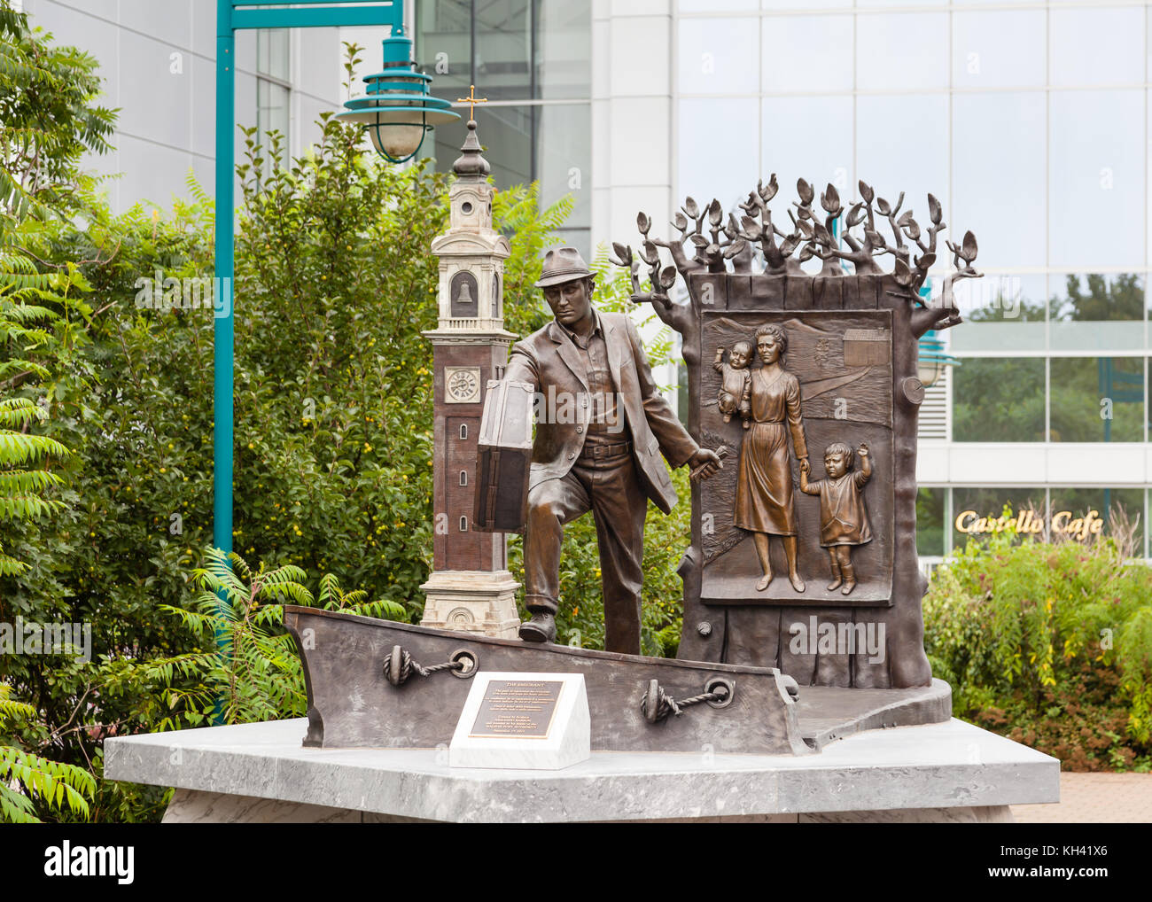 Una statua del 'l'emigrante' raffigurata sul lungomare di Halifax, Nova Scotia, Canada, Foto Stock