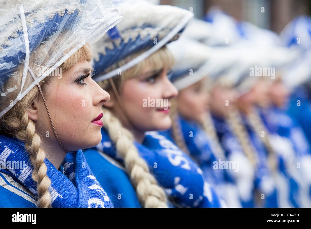 La stagione del Carnevale tedesco inizia tradizionalmente con l'evento Hoppeditz Erwachen il 11 novembre, Düsseldorf, Germania, e corre al Mercoledì delle Ceneri l'anno seguente. Tradizionale Tanzmariechen, ballerini di majorette. Foto Stock