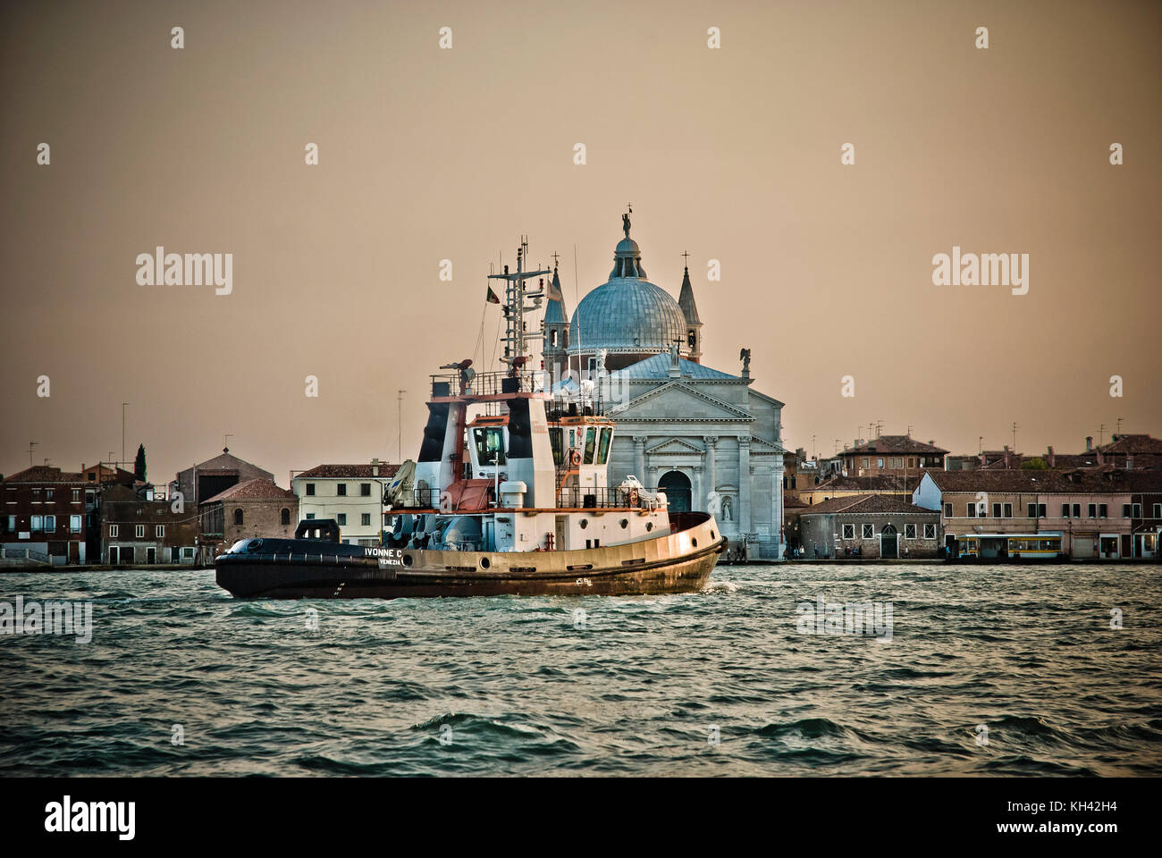 Rimorchiatore passando il la chiesa del Redentore Foto Stock