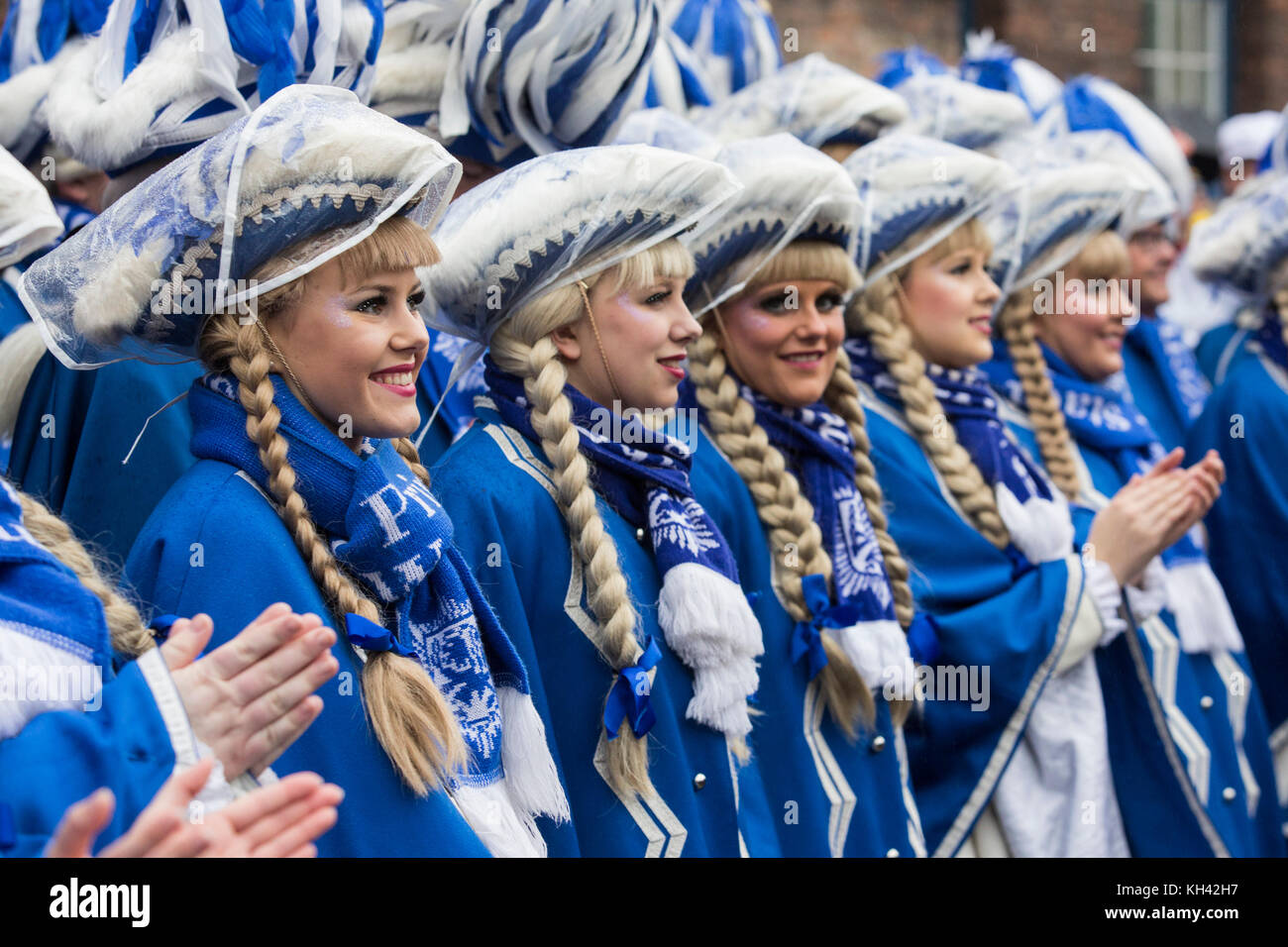 La stagione del Carnevale tedesco inizia tradizionalmente con l'evento Hoppeditz Erwachen il 11 novembre, Düsseldorf, Germania, e corre al Mercoledì delle Ceneri l'anno seguente. Tradizionale Tanzmariechen, ballerini di majorette. Foto Stock