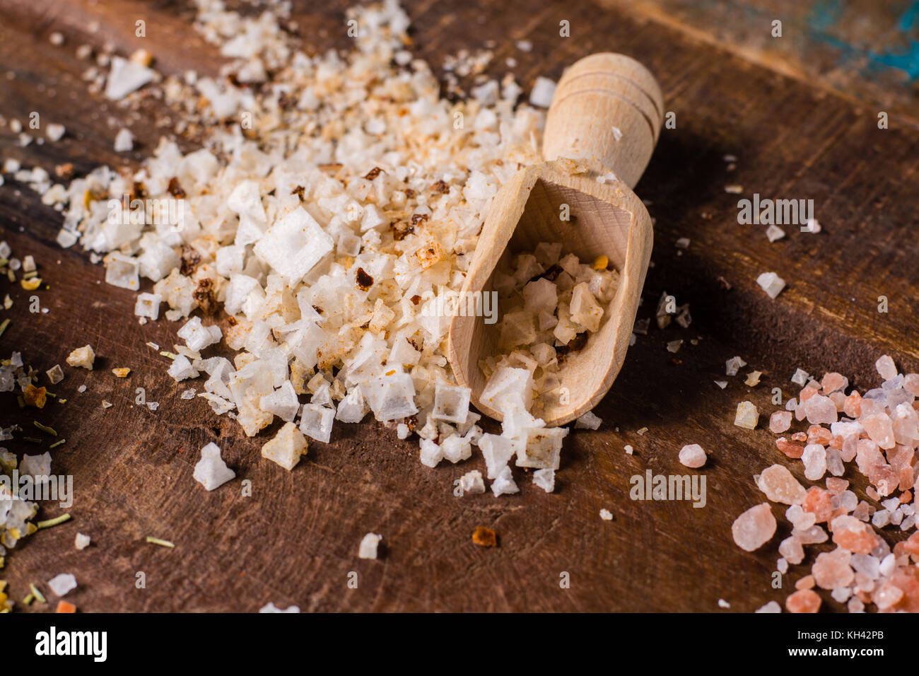 Varietà di sale marino, sale bianco fiocchi sul tavolo in legno Foto Stock