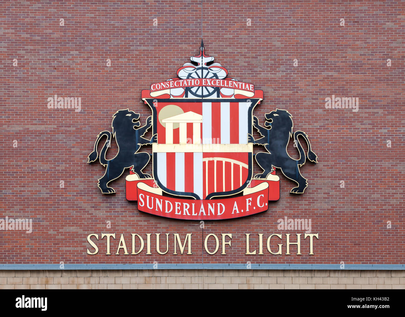 Lo stemma del Sunderland Football Club adorna la casa del club, lo Stadium of Light, a Sunderland, in Inghilterra. Foto Stock