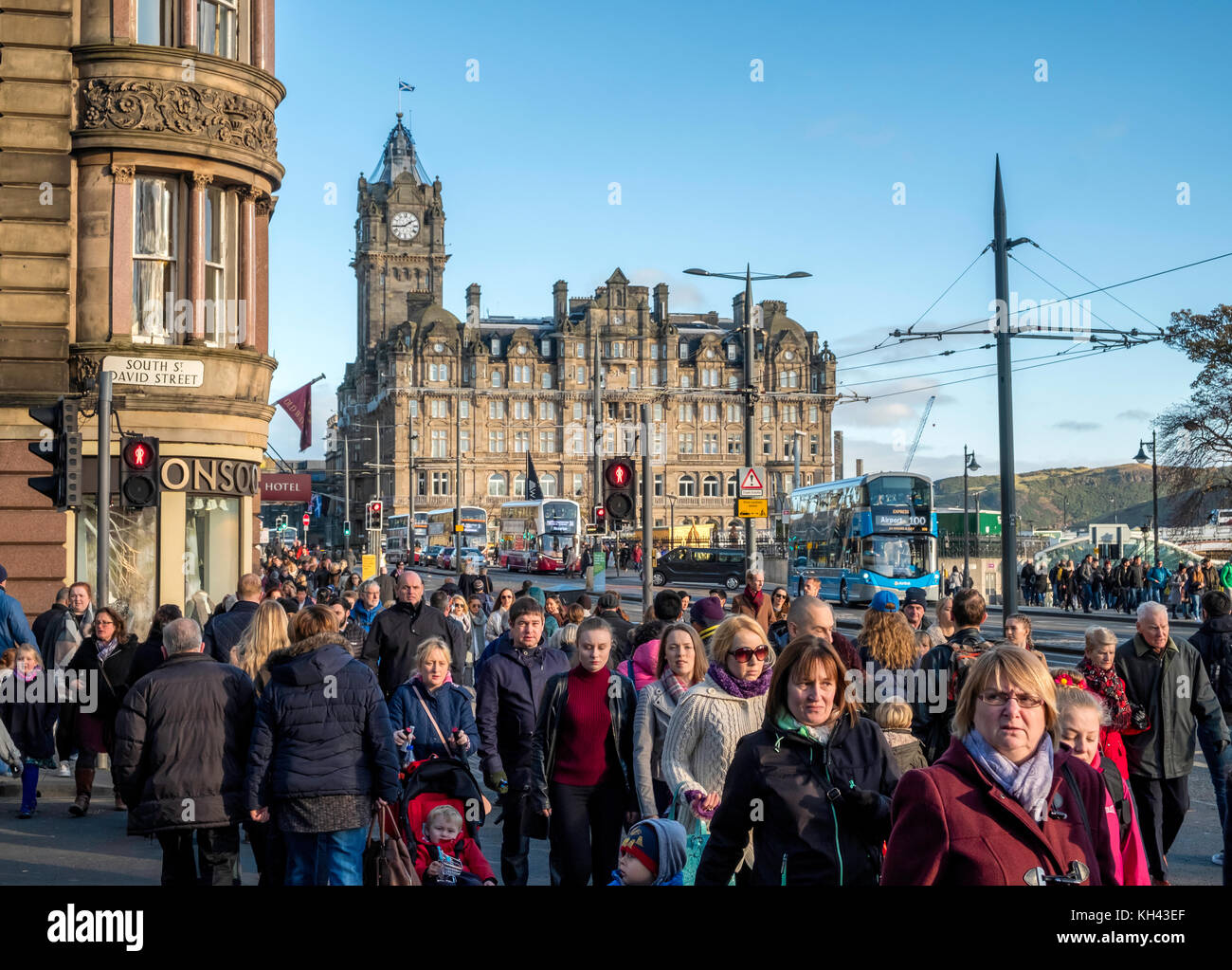 Trafficata traversata pedonale su Princes Street nel centro di Edimburgo, Scozia, Regno Unito. Foto Stock