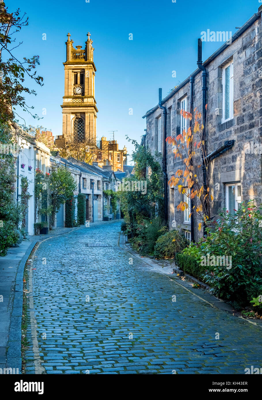 Vista lungo la riga tradizionale di mews abitazioni verso St Stephen's Chiesa nel Circus Lane in Stockbridge District di New Town di Edimburgo, in Scozia, unità Foto Stock