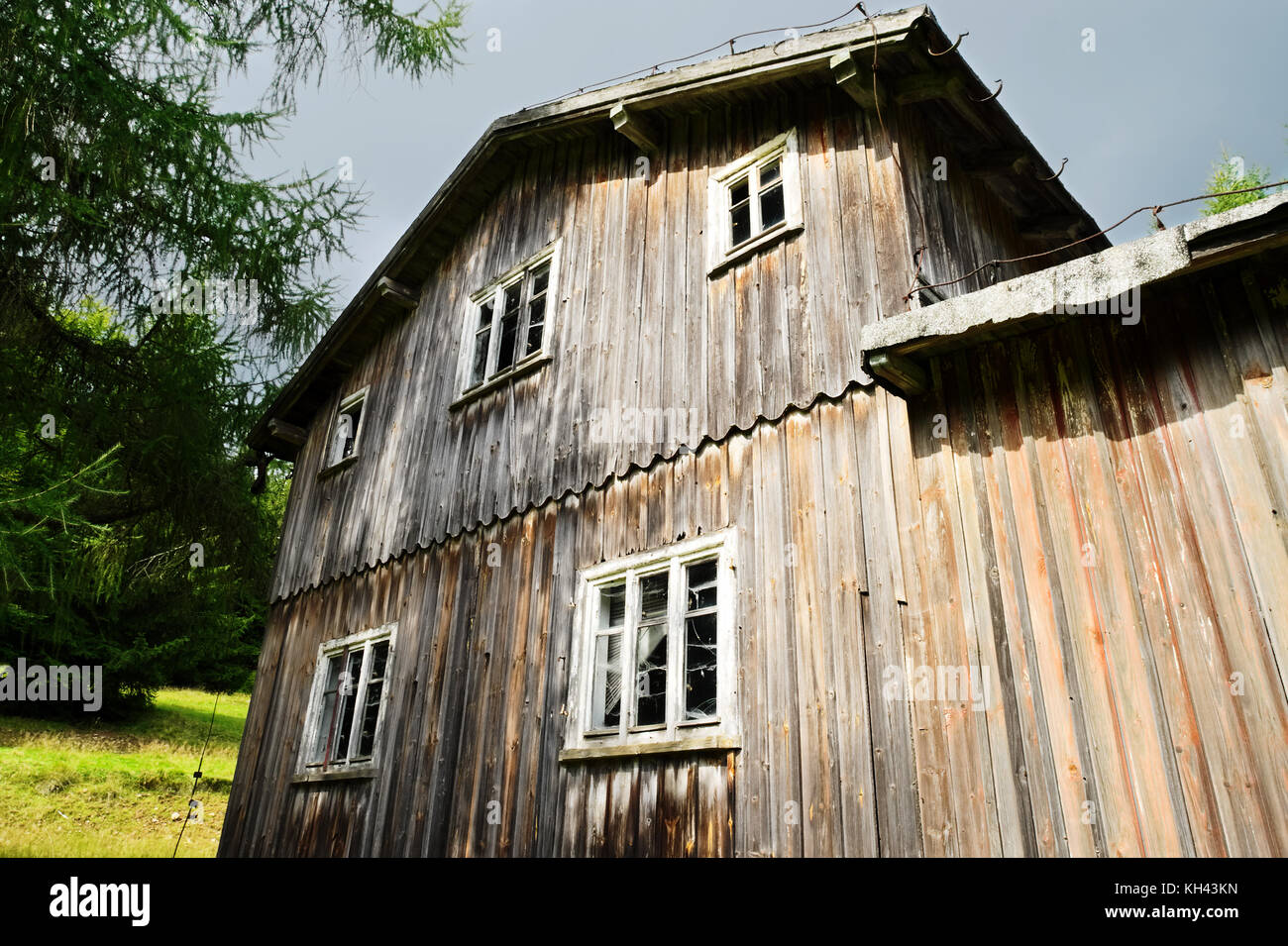 Facciata di un vecchio abbandonato scary casa in legno. Il gufo montagne landscape park, sudetes, a sud-ovest della Polonia. Foto Stock