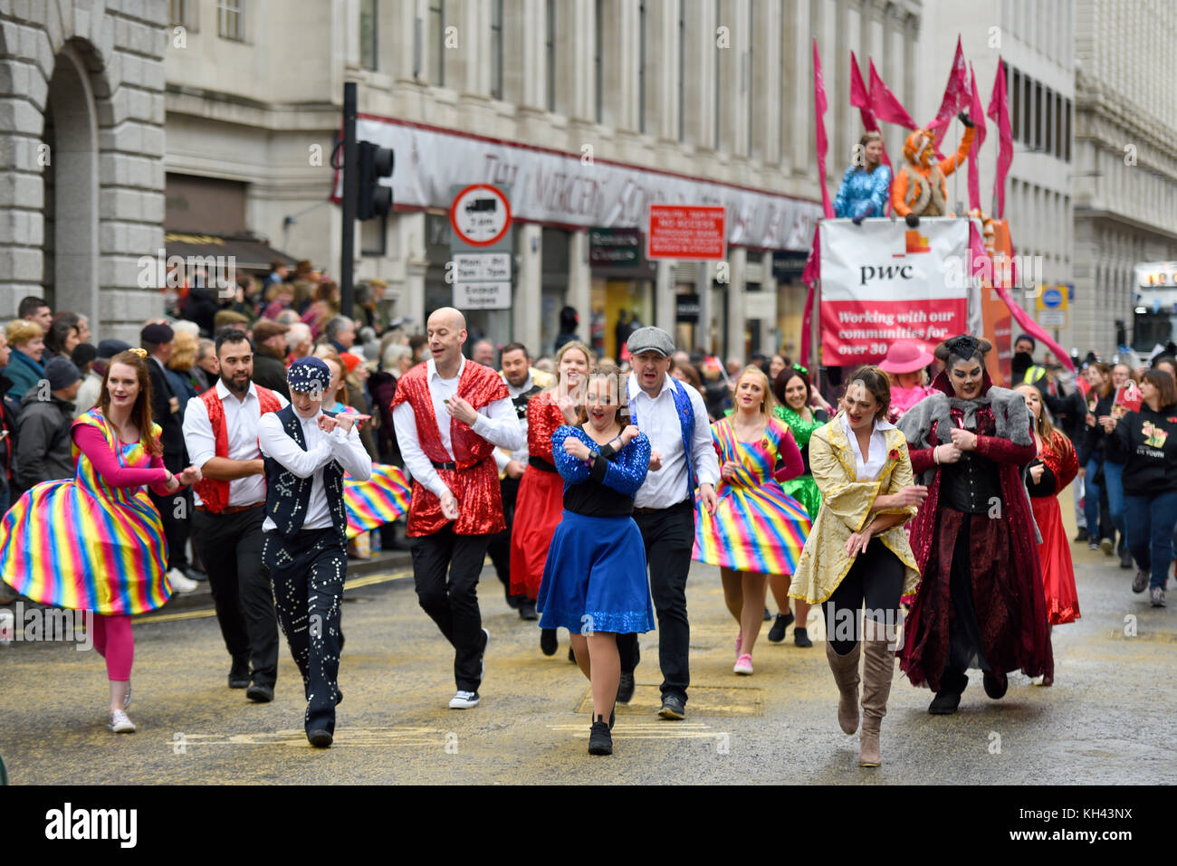 PRICEWATERHOUSECOOPERS pwc e UK Youth al Lord Mayor's Show Procession Parade lungo Cheapside, Londra Foto Stock